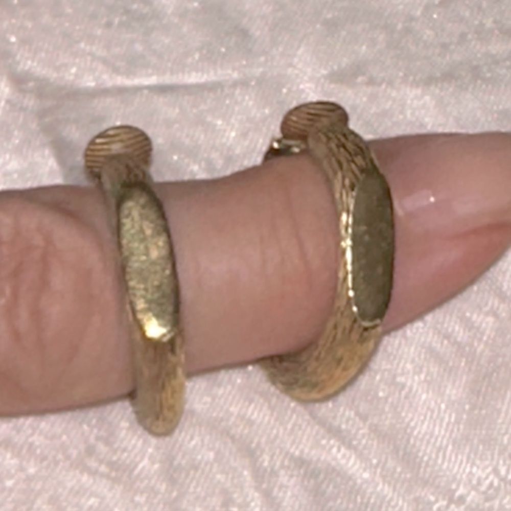 Vintage Trifari Gold Tone Textured Hoop‎ Clip On Earrings